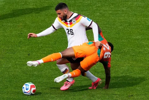 Pemain Jerman Deniz Undav berebut bola dengan pemain Pantai Gading Christ Inao Oulai selama pertandingan sepak bola Grup E Piala Dunia antara Jerman dan Pantai Gading di Toronto, Sabtu, (20/06/2026).
