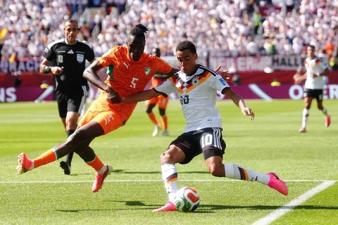 Pemain Pantai Gading Wilfried Singo berebut bola dengan pemain Jerman Jamal Musiala selama pertandingan sepak bola Grup E Piala Dunia antara Jerman dan Pantai Gading di Toronto,  Sabtu, (20/06/2026).