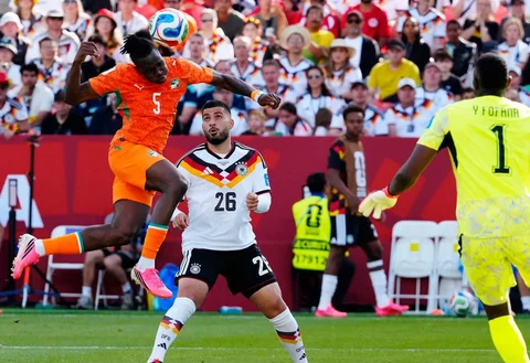 Pemain Pantai Gading Wilfried Singo menyundul bola sementara disaksikan pemain jerman Deniz Undav selama pertandingan sepak bola Grup E Piala Dunia antara Jerman dan Pantai Gading di Toronto, Sabtu, (20/06/2026).