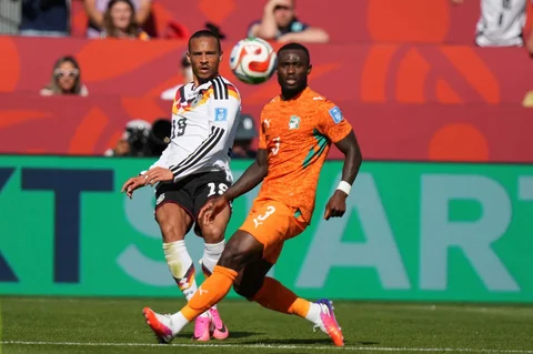 Pemain Jerman Leroy Sane melepaskan umpan silang di bawah tekanan  pemain Pantai Gading Ghislain Konan  saat pertandingan sepak bola Grup E Piala Dunia antara Jerman dan Pantai Gading di Toronto, Sabtu, (20/06/2026).