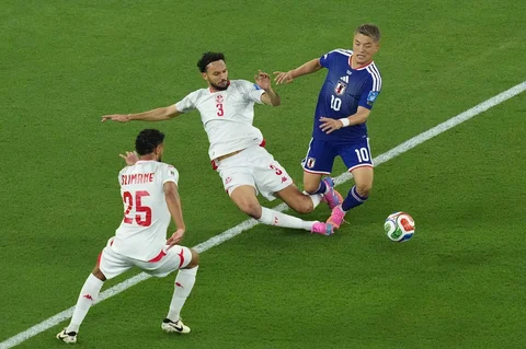Pemain Jepang Ritsu Doanberebut bola dengan pemain Tunisia  dan Montassar Talbi selama pertandingan sepak bola Grup F Piala Dunia di Guadalupe, dekat Monterrey, Meksiko, Sabtu (20/06/2026).