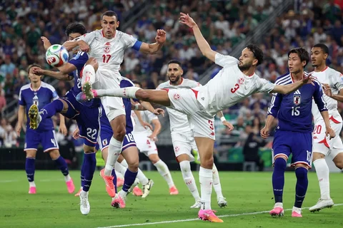 Pemain Jepang Takehiro Tomiyasu  berebut bola dengan pemain Tunisia Ellyes Skhiri dan Montassar Talbi selama pertandingan sepak bola Grup F Piala Dunia antara Tunisia dan Jepang di Guadalupe, dekat Monterrey, Meksiko, Sabtu (20/06/2026).