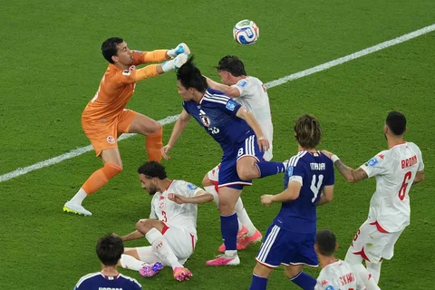 Kiper Tunisia Aymen Dahmen memblokir serangan dari pemain Jepang Ayase Ueda selama pertandingan sepak bola Grup F Piala Dunia di Guadalupe, dekat Monterrey, Meksiko, Sabtu (20/06/2026).