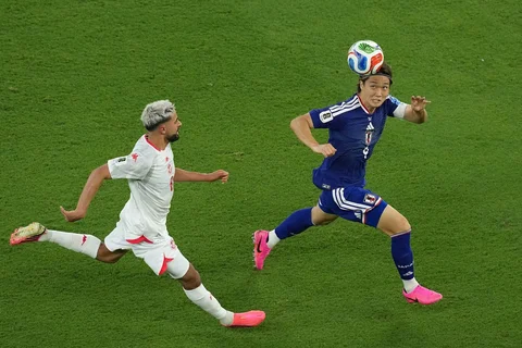 Pemain Jepang Kou Itakura menyundul bola yang dikejar pemain Tunisia Elias Saad selama pertandingan sepak bola Grup F Piala Dunia di Guadalupe, dekat Monterrey, Meksiko, Sabtu (20/06/2026).