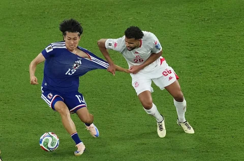 Pemain Tunisia Anis Slimane menarik pemain Jepang Keito Nakamura saat pertandingan sepak bola Grup F Piala Dunia di Guadalupe, dekat Monterrey, Meksiko, Sabtu (20/06/2026).