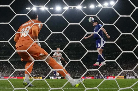 Pemain Jepang Ayase Ueda mencetak gol keempat mereka dengan sundulan melewati kiper Tunisia Aymen Dahmen selama pertandingan sepak bola Grup F Piala Dunia antara Tunisia dan Jepang di Guadalupe, dekat Monterrey, Meksiko, Sabtu (20/06/2026).