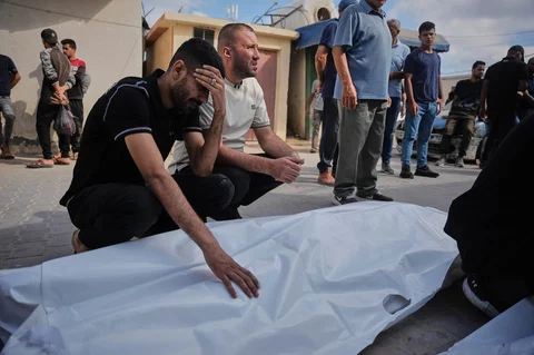 Warga Palestina berduka atas jenazah juru kamera Al Jazeera, Ahmed Wishah, yang tewas dalam serangan udara Israel, selama pemakamannya di Rumah Sakit Al-Aqsa di Deir al-Balah, Jalur Gaza tengah, Minggu (21/06/2026).
