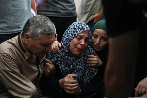 Najah Wishah meratapi jenazah putranya, Ahmed Wishah, seorang juru kamera Al Jazeera yang tewas dalam serangan udara Israel, selama pemakamannya di Rumah Sakit Al-Aqsa di Deir al-Balah, Jalur Gaza tengah, Minggu (21/06/2026).