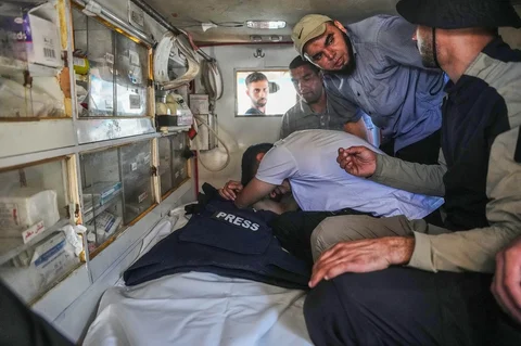 Warga Palestina berduka atas jenazah juru kamera Al Jazeera, Ahmed Wishah, yang tewas dalam serangan udara Israel, selama pemakamannya di Rumah Sakit Al-Aqsa di Deir al-Balah, Jalur Gaza tengah, Minggu (21/06/2026).