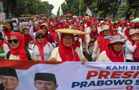 Massa dari Aliansi Masyarakat Jakarta menggelar aksi unjuk rasa di kawasan Patung Kuda, Monumen Nasional (Monas), Jakarta Pusat, Senin (22/6/2026).