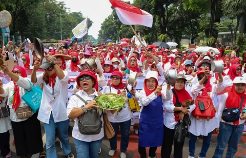 Massa dari Aliansi Masyarakat Jakarta menggelar aksi unjuk rasa di kawasan Patung Kuda, Monumen Nasional (Monas), Jakarta Pusat, Senin (22/6/2026).