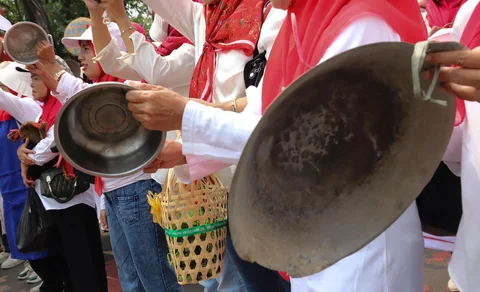 Massa dari Aliansi Masyarakat Jakarta menggelar aksi unjuk rasa di kawasan Patung Kuda, Monumen Nasional (Monas), Jakarta Pusat, Senin (22/6/2026).