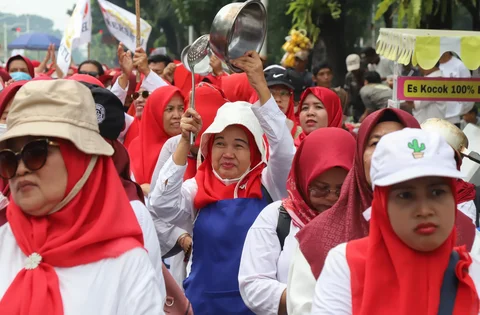Massa dari Aliansi Masyarakat Jakarta menggelar aksi unjuk rasa di kawasan Patung Kuda, Monumen Nasional (Monas), Jakarta Pusat, Senin (22/6/2026).