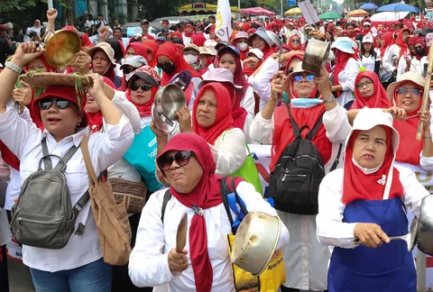 Massa dari Aliansi Masyarakat Jakarta menggelar aksi unjuk rasa di kawasan Patung Kuda, Monumen Nasional (Monas), Jakarta Pusat, Senin (22/6/2026).