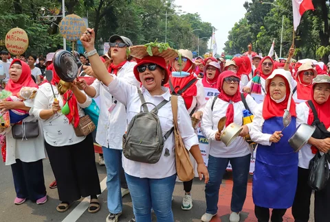 Massa dari Aliansi Masyarakat Jakarta menggelar aksi unjuk rasa di kawasan Patung Kuda, Monumen Nasional (Monas), Jakarta Pusat, Senin (22/6/2026).