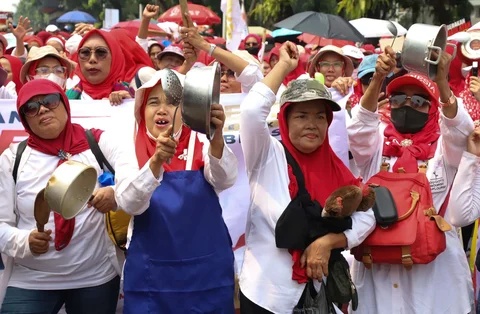 Massa dari Aliansi Masyarakat Jakarta menggelar aksi unjuk rasa di kawasan Patung Kuda, Monumen Nasional (Monas), Jakarta Pusat, Senin (22/6/2026).
