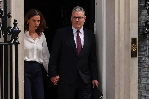 Perdana Menteri Inggris Keir Starmer bersama istrinya Victoria keluar dari 10 Downing Street sebelum memberikan pernyataan  pers  di London, inggris (22/06/2026).