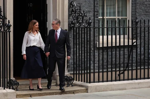 Perdana Menteri Inggris Keir Starmer bersama istrinya Victoria keluar dari 10 Downing Street sebelum memberikan pernyataan  pers  di London, inggris (22/06/2026).