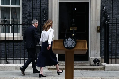 Perdana Menteri Inggris Keir Starmer bersama istrinya Victoria usai memberikan pernyataan  pers  di London, inggris (22/06/2026).