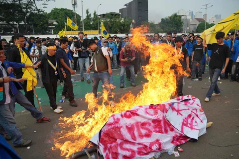 Mahasiswa PMII saat demonstrasi  di depan Gedung DPR/MPR RI, Senayan, Jakarta, Senin (22/6/2026).