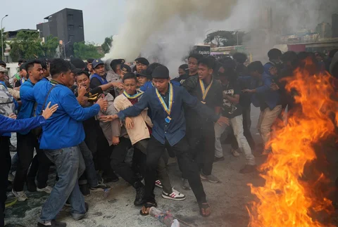 Mahasiswa PMII dan aparat kepolisian terlibat aksi saling dorong saat demonstrasi  di depan Gedung DPR/MPR RI, Senayan, Jakarta, Senin (22/6/2026).