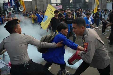 Mahasiswa PMII dan aparat kepolisian terlibat aksi saling dorong saat demonstrasi  di depan Gedung DPR/MPR RI, Senayan, Jakarta, Senin (22/6/2026).
