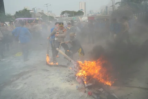 Mahasiswa PMII dan aparat kepolisian terlibat aksi saling dorong saat demonstrasi  di depan Gedung DPR/MPR RI, Senayan, Jakarta, Senin (22/6/2026).