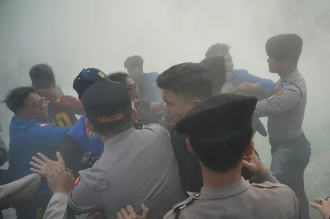 Mahasiswa PMII dan aparat kepolisian terlibat aksi saling dorong saat demonstrasi  di depan Gedung DPR/MPR RI, Senayan, Jakarta, Senin (22/6/2026).