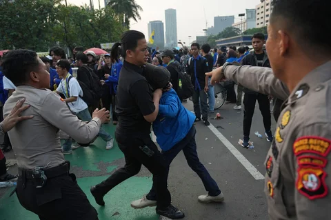 Mahasiswa PMII dan aparat kepolisian terlibat aksi saling dorong saat demonstrasi  di depan Gedung DPR/MPR RI, Senayan, Jakarta, Senin (22/6/2026).
