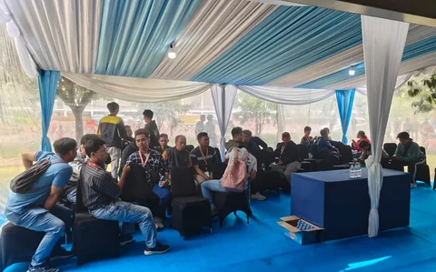 Pekerja eks Hotel Sultan melakukan pendataan di Posko Pelayanan Blok 15 Gelora Bung Karno, Jakarta, Senin (22/6/2026)