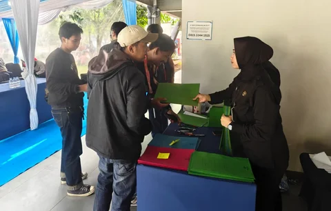 Pekerja eks Hotel Sultan melakukan pendataan di Posko Pelayanan Blok 15 Gelora Bung Karno, Jakarta, Senin (22/6/2026)