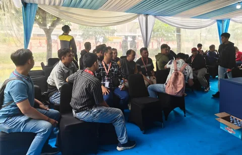 Pekerja eks Hotel Sultan melakukan pendataan di Posko Pelayanan Blok 15 Gelora Bung Karno, Jakarta, Senin (22/6/2026)