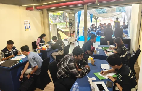 Pekerja eks Hotel Sultan melakukan pendataan di Posko Pelayanan Blok 15 Gelora Bung Karno, Jakarta, Senin (22/6/2026)