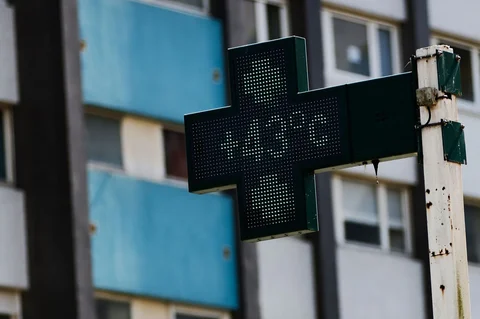 Papan tanda toko obat menunjukkan suhu 43 derajat Celsius (109,4 derajat Fahrenheit) di Rennes, Prancis barat, Senin (22/06/2026).