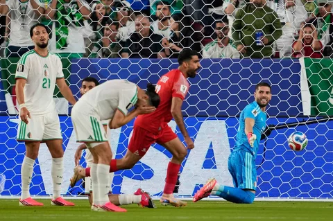 Kiper Aljazair Luca Zidane bereaksi setelah pemain Yordania Nizar Alrashdan a mencetak gol pembuka selama pertandingan sepak bola Grup J Piala Dunia antara Yordania dan Aljazair di Santa Clara, California, dekat San Francisco, Senin, Senin (22/05/2026)..
