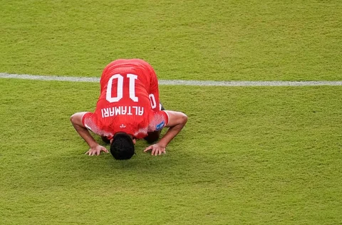 Pemain Yordania Mousa Altamari melakukan sujud sukur di akhir babak pertama pertandingan sepak bola Grup J Piala Dunia antara Yordania dan Aljazair di Santa Clara, California, dekat San Francisco, Senin (22/05/2026)..