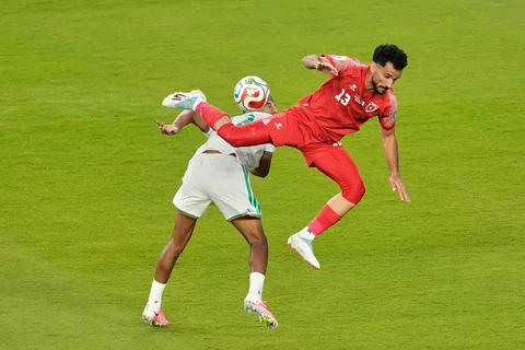 Pemain Yordania Mahmoud Almardi berebut bola dengan pemain Aljazair Rafik Belghali selama pertandingan sepak bola Grup J Piala Dunia antara Yordania dan Aljazair di Santa Clara, California, dekat San Francisco, Senin (22/05/2026)..