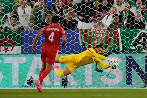 Kiper Yordania Yazeed Abulaila melakukan penyelamatan saat pertandingan sepak bola Grup J Piala Dunia antara Yordania dan Aljazair di Santa Clara, California, dekat San Francisco, Senin, Senin (22/05/2026)..