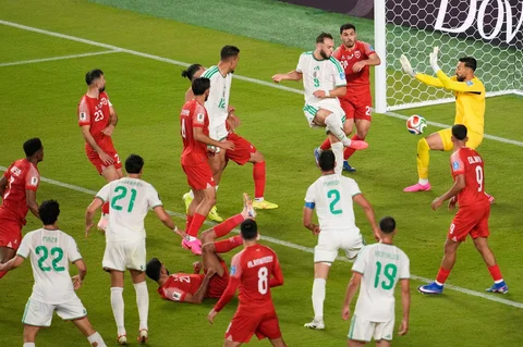 Pemain Aljazair Amine Gouiri mencetak gol kedua timnya ke gawang kiper Yordania Yazeed Abulaila selama pertandingan sepak bola Grup J Piala Dunia antara Yordania dan Aljazair di Santa Clara, California, dekat San Francisco, Senin (22/05/2026)..
