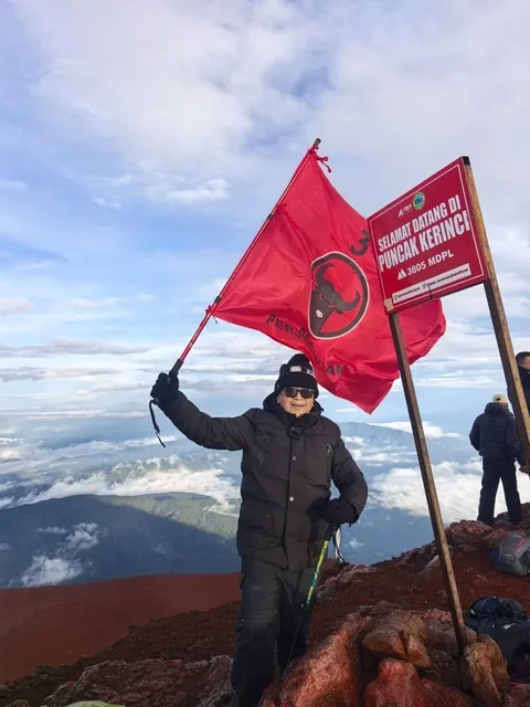 Sekretaris Jenderal PDI Perjuangan Hasto Kristiyanto & kader-kader muda PDI Perjuangan di Puncak Gunung Kerinci