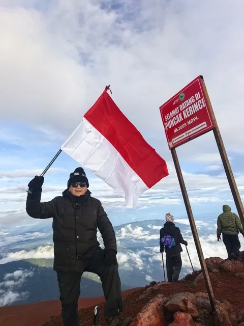Sekretaris Jenderal PDI Perjuangan Hasto Kristiyanto & kader-kader muda PDI Perjuangan di Puncak Gunung Kerinci