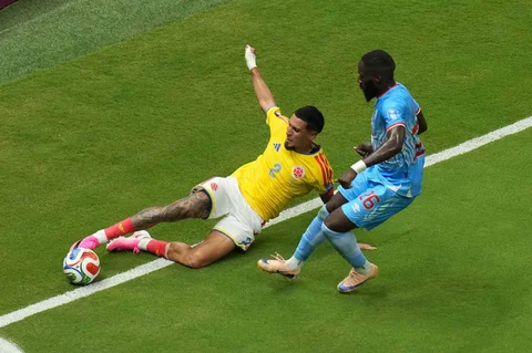 Pemain Kolombia Daniel Munoz mencoba menendang bola selama pertandingan sepak bola Grup K Piala Dunia antara Kolombia dan Kongo di Zapopan, dekat Guadalajara, Meksiko, Selasa (23/06/2026).