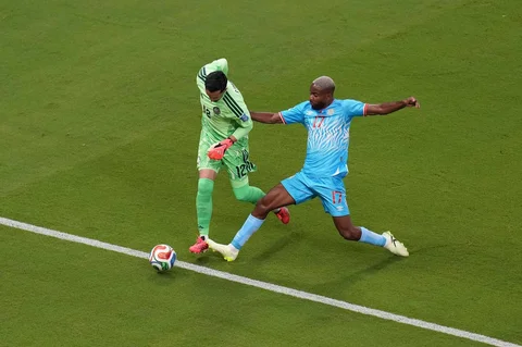Pemain Kongo Cedric Bakambu berebut bola dengan kiper Kolombia Camilo Vargas selama pertandingan sepak bola Grup K Piala Dunia antara Kolombia dan Kongo di Zapopan, dekat Guadalajara, Meksiko, Selasa (23/06/2026).
