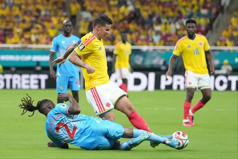 Pemain Kolombia James Rodriguez berebut bola dengan pemain Kongo Aaron Wan-Bissaka selama pertandingan sepak bola Grup K Piala Dunia antara Kolombia dan Kongo di Zapopan, dekat Guadalajara, Meksiko, Selasa (23/06/2026).