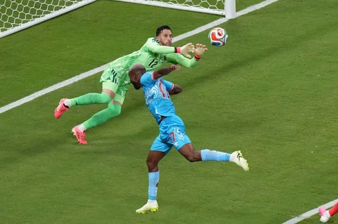 Kiper Kolombia Camilo Vargas melakukan penyelamatan dari tendangan pemain Kongo Kongo Cedric Bakambu selama pertandingan sepak bola Grup K Piala Dunia antara Kolombia dan Kongo di Zapopan, dekat Guadalajara, Meksiko, Selasa (23/06/2026).