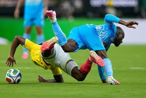 Pemain Kongo Arthur Masuaku berebut bola dengan pemain Kolombia Daniel Munoz selama pertandingan sepak bola Grup K Piala Dunia antara Kolombia dan Kongo di Zapopan, dekat Guadalajara, Meksiko, Selasa (23/06/2026).