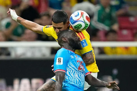 Pemain Kongo Arthur Masuaku berebut bola dengan pemain Kolombia Daniel Munoz selama pertandingan sepak bola Grup K Piala Dunia antara Kolombia dan Kongo di Zapopan, dekat Guadalajara, Meksiko, Selasa (23/06/2026).