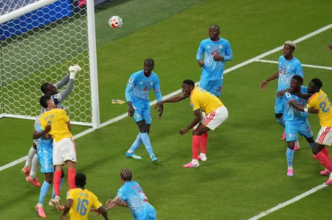 Pemain Kongo Edo Kayembe berebut bola dengan pemain Kolombia efferson Lerma selama pertandingan sepak bola Grup K Piala Dunia antara Kolombia dan Kongo di Zapopan, dekat Guadalajara, Meksiko, Selasa (23/06/2026).