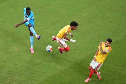 Pemain Kongo Chancel Mbemba melakukan tendangan dan ditahan pemain Kolombia  Johan Mojica selama pertandingan sepak bola Grup K Piala Dunia antara Kolombia dan Kongo di Zapopan, dekat Guadalajara, Meksiko, Selasa (23/06/2026).