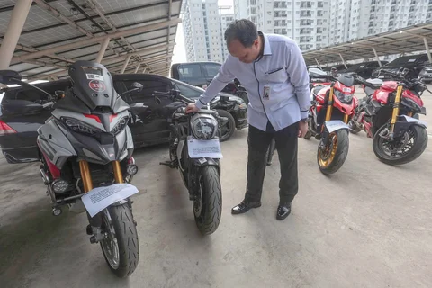 Petugas KPK menunjukkan barang rampasan kasus pemerasan dan gratifikasi pengurusan sertifikat keselamatan dan kesehatan kerja (K3) di Kemnaker di Rumah Penyimpanan Benda Sitaan dan Barang Rampasan (Rupbasan) KPK, Jalan Dewi Sartika, Cawang, Jakarta Timur, Rabu (24/06/2026).